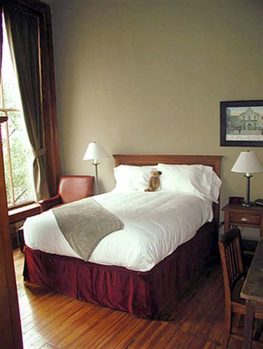 The Riverwalk Vista San Antonio Room photo