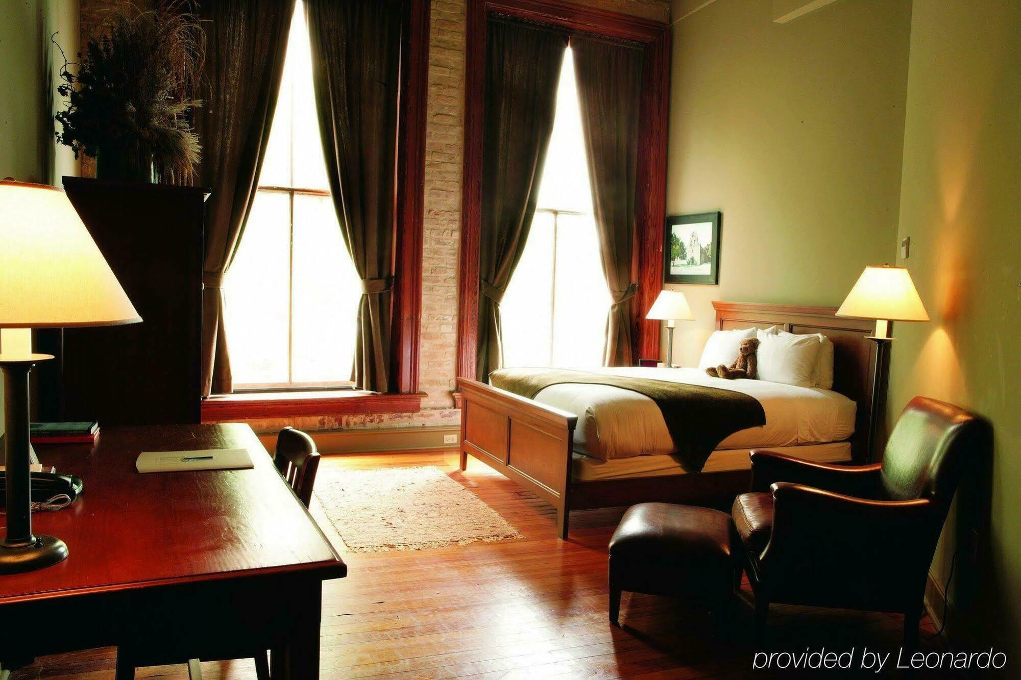The Riverwalk Vista San Antonio Room photo